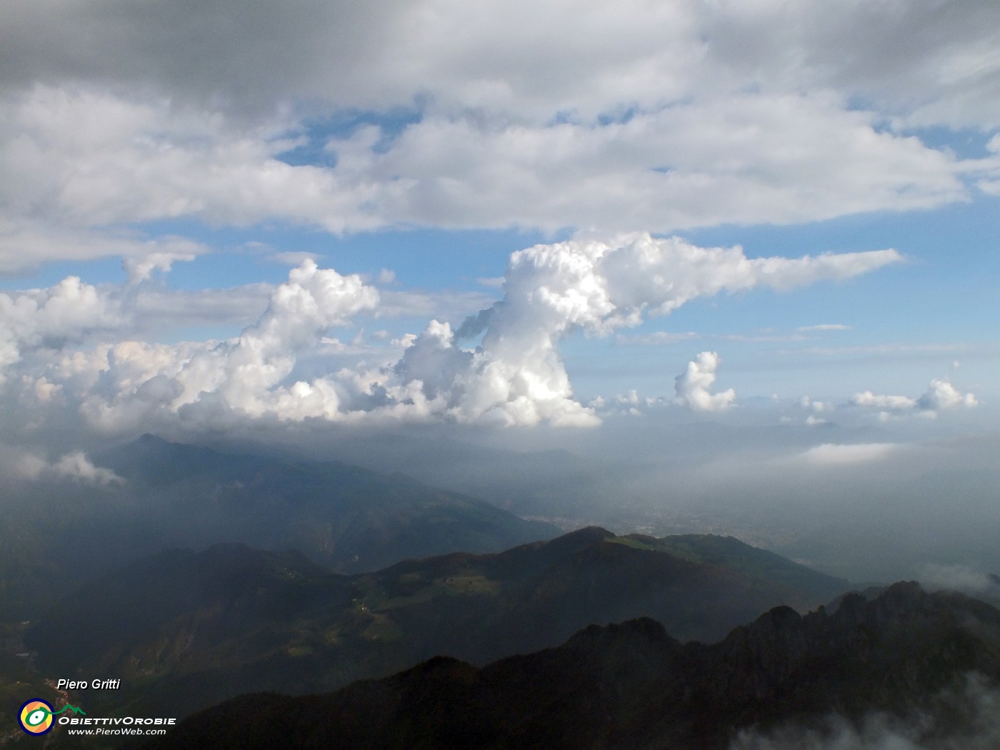 79 Un po' di sole verso la Val Seriana.JPG